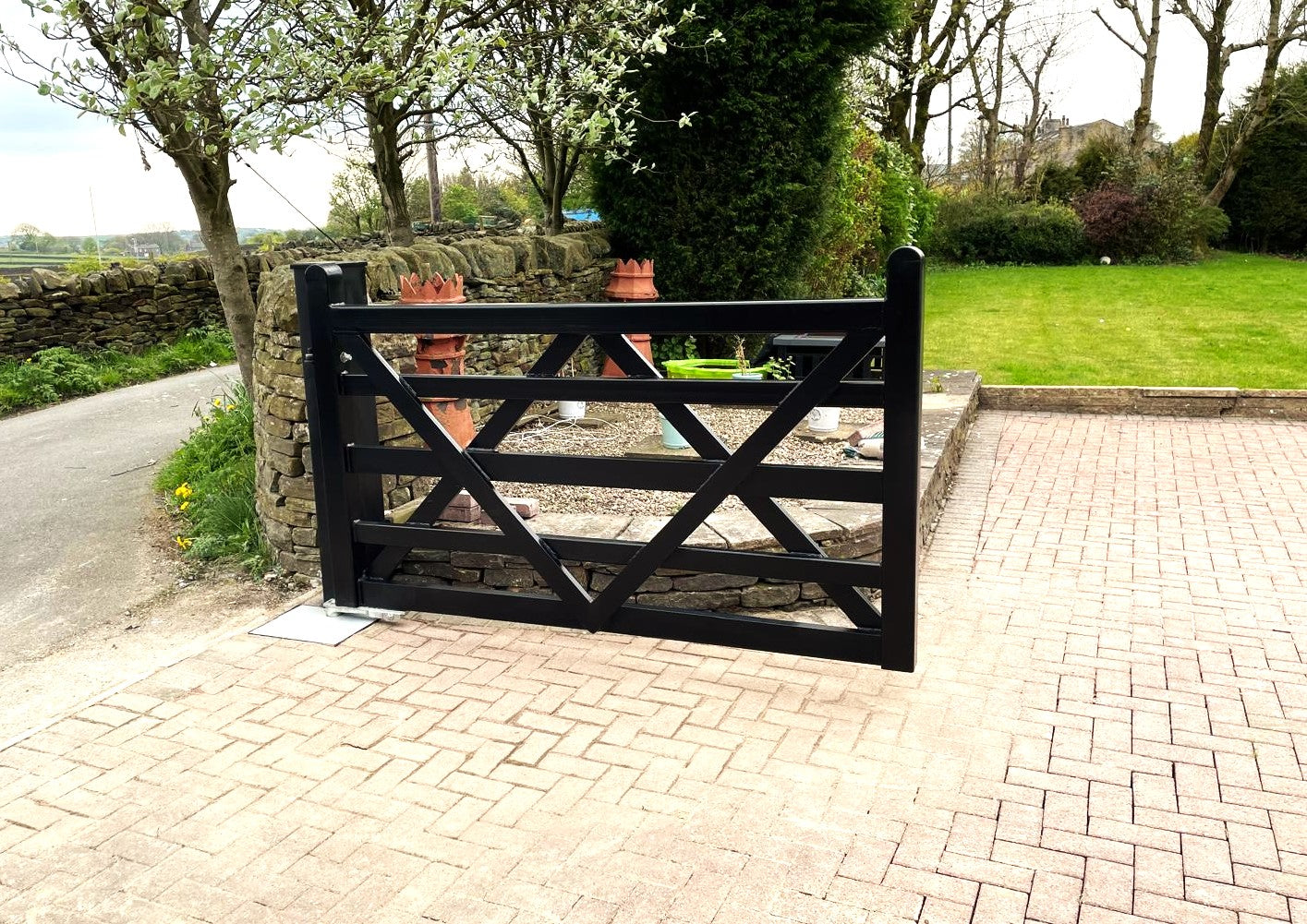 Icon Metal Driveway Gate _Heavy Duty_ Canadian Crafted Excellence _ GG-104