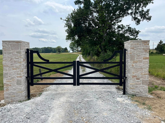 Farmhouse-Style _ Metal Driveway Gate _ Canadian Crafted Excellence_GG-002