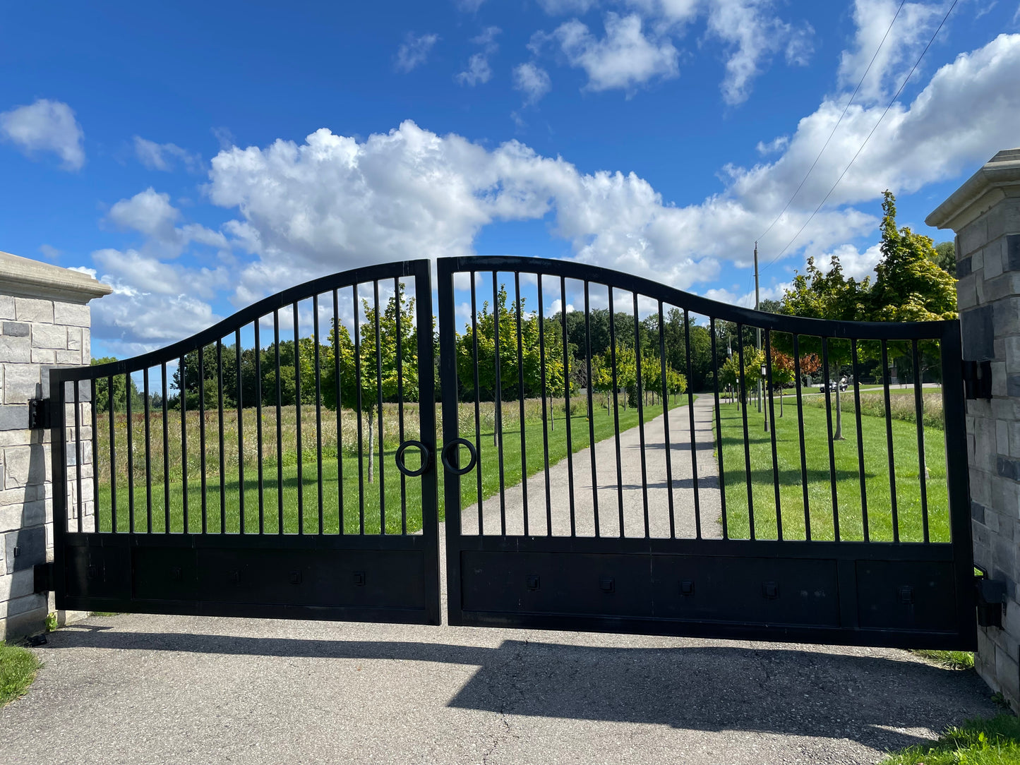 Luxury Metal Driveway Gate _ Canadian Crafted Excellence_GG-070