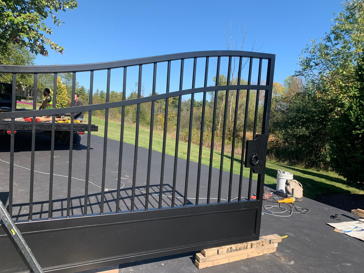 NiceOne Design - Metal Driveway Gate _ Heavy Duty _ Canadian Crafted Excellence _ GG-1025