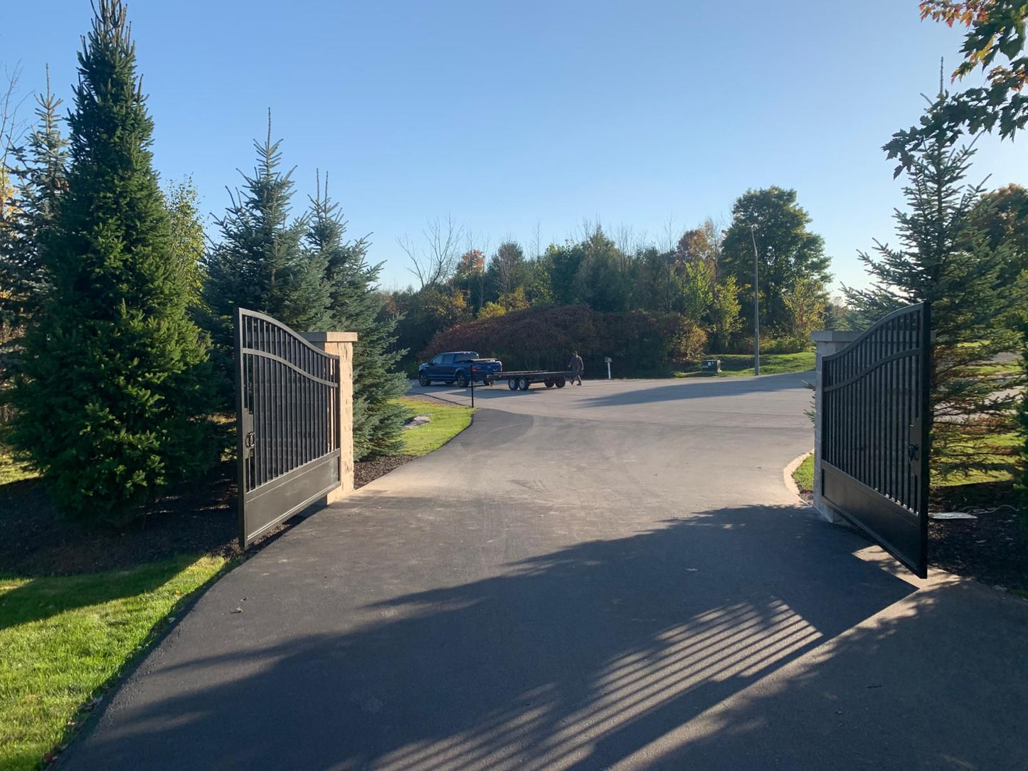 NiceOne Design - Metal Driveway Gate _ Heavy Duty _ Canadian Crafted Excellence _ GG-1025