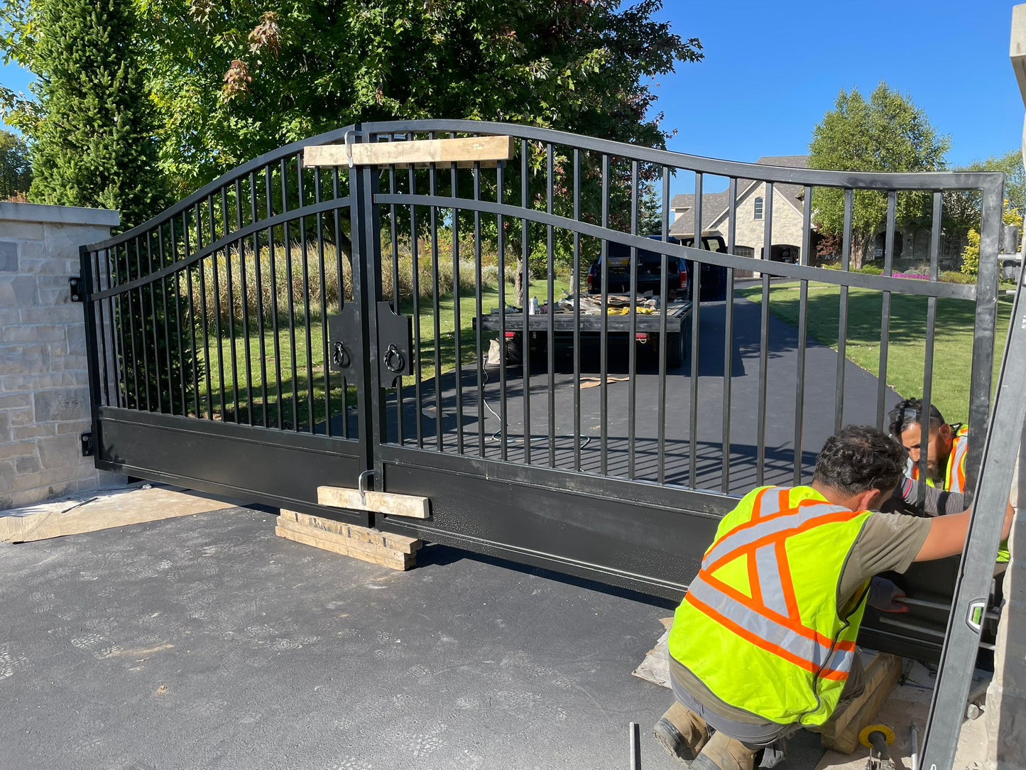 NiceOne Design - Metal Driveway Gate _ Heavy Duty _ Canadian Crafted Excellence _ GG-1025