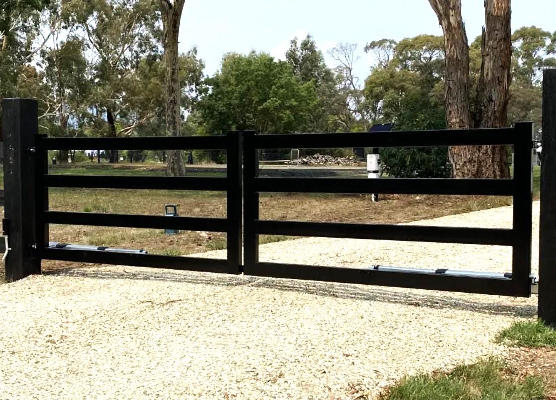 Fabulous Horse Style Metal Driveway Gate _ Canadian Crafted Excellence_GG-030