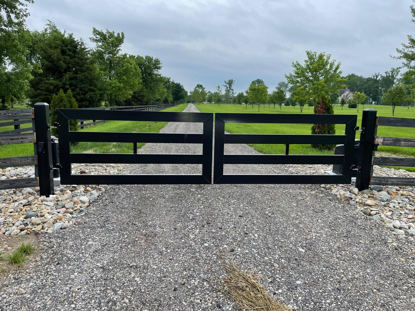 Fabulous Horse Style Metal Driveway Gate _ Canadian Crafted Excellence_GG-030