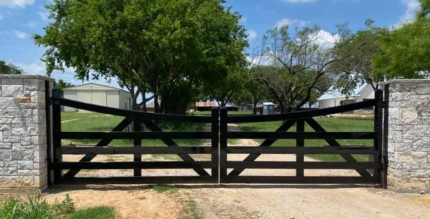 Stunning and Elegant Metal Driveway Gate _ Canadian Crafted Excellence _ GG-012