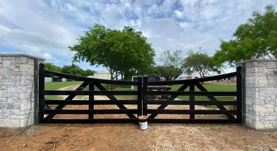 Stunning and Elegant Metal Driveway Gate _ Canadian Crafted Excellence _ GG-012