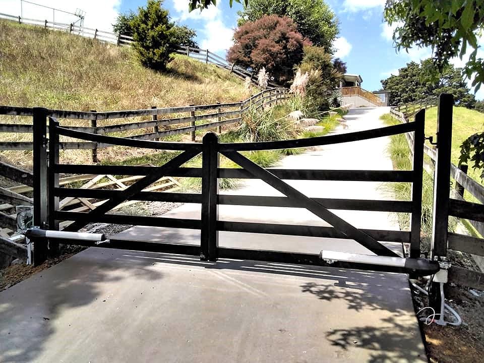 X Cowboy Farm Metal Driveway Gate _ Canadian Crafted Excellence_GG-052
